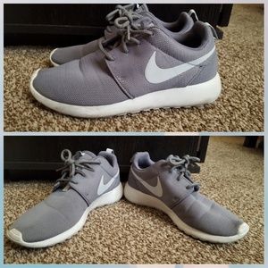 NIKE tennis shoes